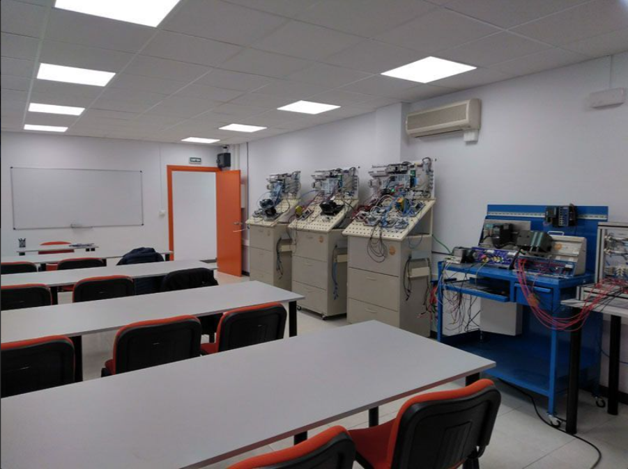 Sală de curs modernă Aula21 pentru programarea automatelor PLC - cursuri tehnice